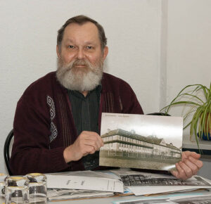 Herr Hilmar Köhler erläutert die Baugeschichte der Bischofswerdaer Kaserne - Foto: Beatrix Beyer